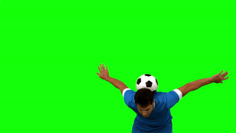 Hombre-Haciendo-Malabarismos-Con-Una-Pelota-De-Fútbol-Con-La-Cabeza-En-La-Pantalla-Verde-