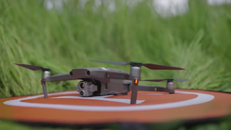 드론이  ⁇ 은 착륙장에서 긴 녹색 잔디에서 뜨고, dji mavic, 뜨고, 슬로우 모션 클로즈업