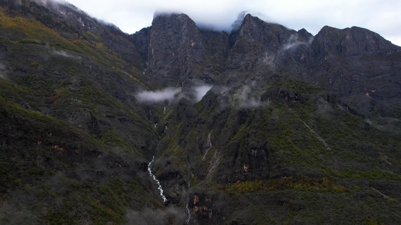 paisajes de montaña con picos altos bajo la niebla y el flujo de agua de los arroyos en albania
