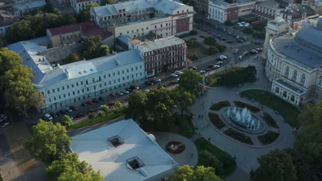 Paisaje-Urbano-De-Odessa,-Ucrania---Patio-Histórico-Del-Edificio-Del-Teatro---Paso-Elevado-Panorámico-De-Drones-Aéreos