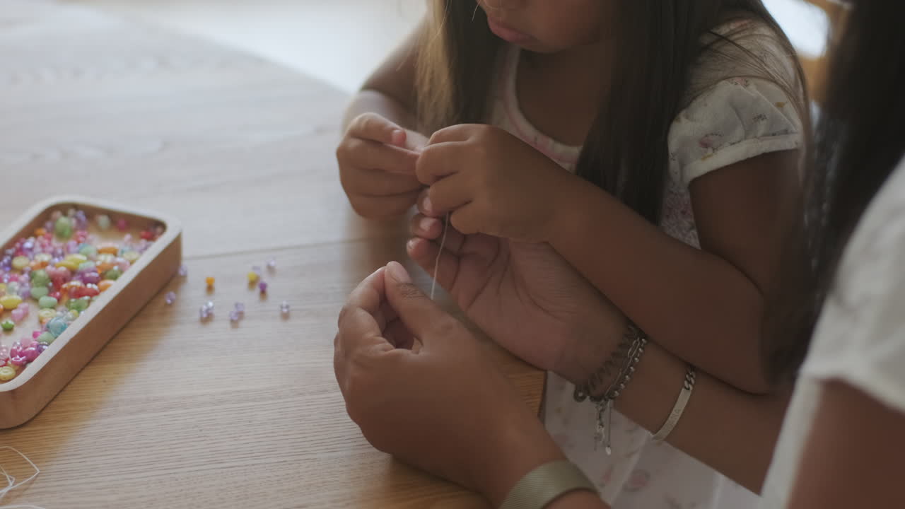 niño aprendiendo a hacer cuentas con el padre