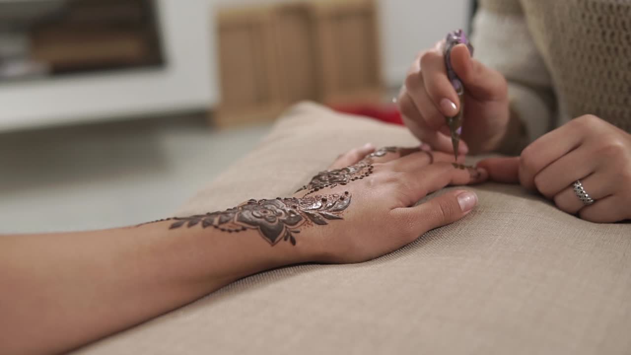 Applicazione di tatuaggio all'henné