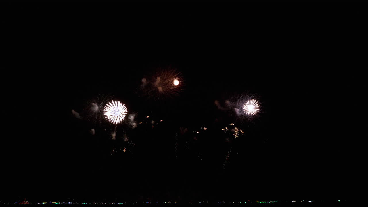 Spettacolo pirotecnico mozzafiato per il Festival Internazionale di Fuochi d'Artificio di Pattaya 2023, tenutosi nella provincia di Chonburi in Thailandia