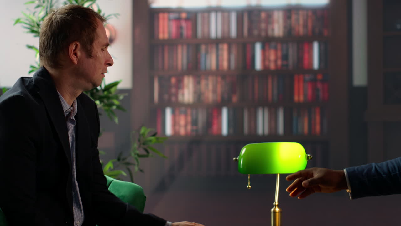 diversos caballeros haciendo sonar vasos de whisky y brindando después de las negociaciones