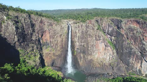 Vídeo-En-4k-Con-Drones-De-La-Cascada-Más-Alta-De-Australia