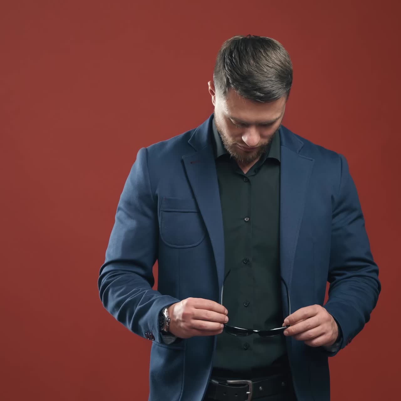 Un joven y guapo hombre de negocios.