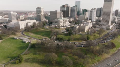 Toma-Panorámica-Aérea-Del-Palacio-De-Justicia-En-El-Centro-De-Nashville,-Tn