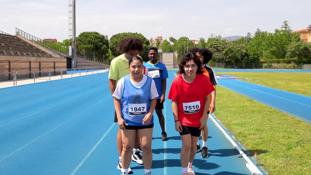 Gruppo di persone che corrono su una pista di atletica