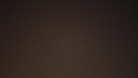 Timelapse-De-Estrellas-En-El-Cielo-Rojo