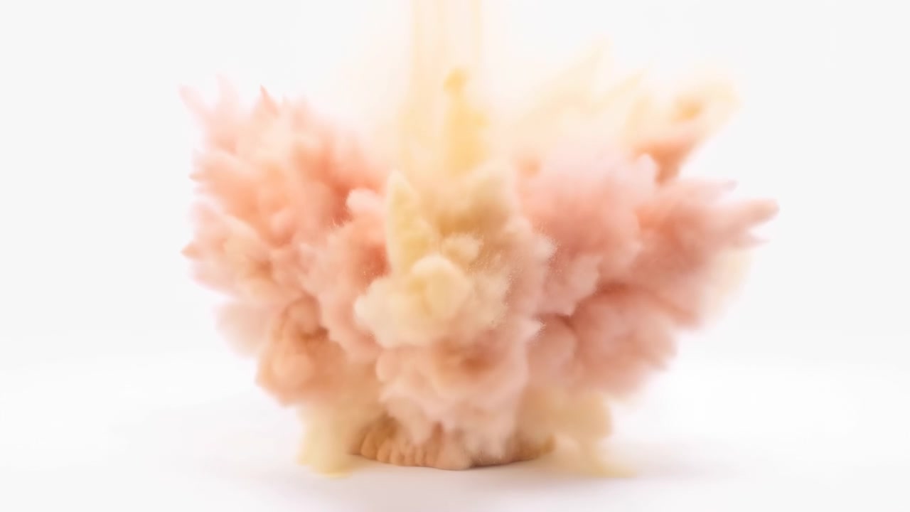 Pennacchio di polvere color corallo e giallo pallido centrato che cade su una superficie liscia e opaca, poi si espande in una morbida nuvola radiale con bordi soffici, particelle delicate, sfondo bianco pulito e un calmo studio moderno