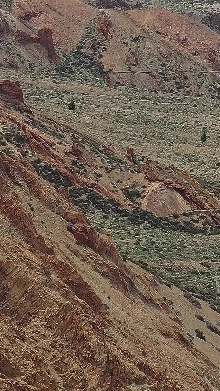 Panorami del paesaggio roccioso e della strada tortuosa a Tenerife, Spagna