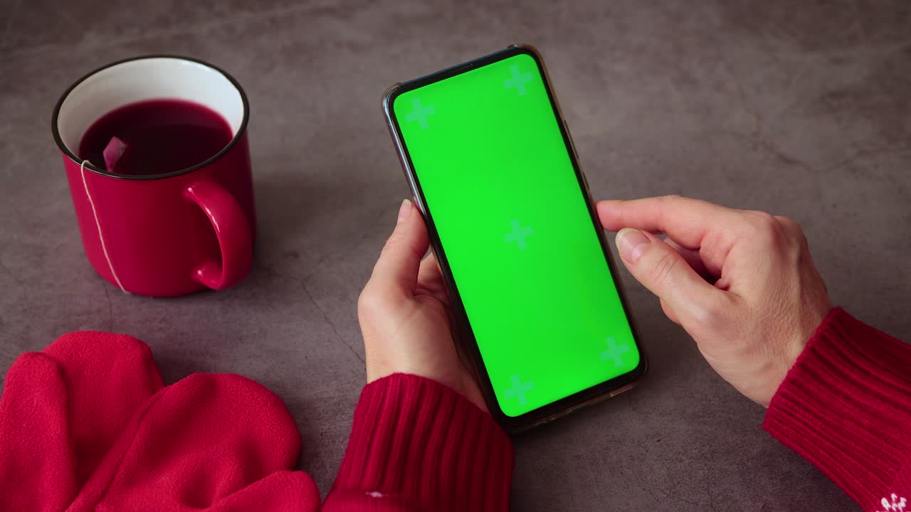 pantalla verde pnone en las manos. tiempo de navidad