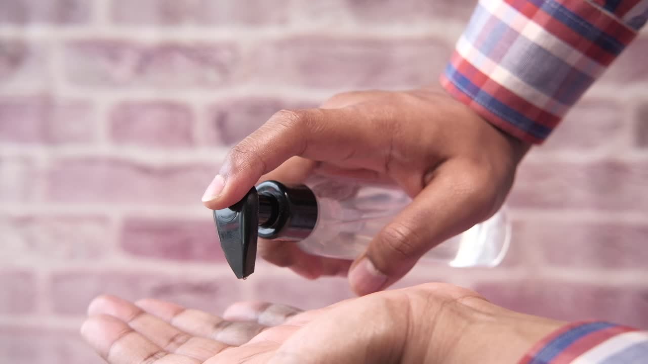 Applicare il disinfettante per le mani