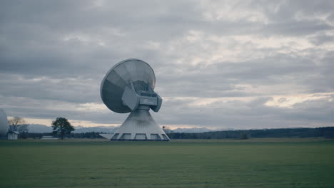 un gran satélite en un campo