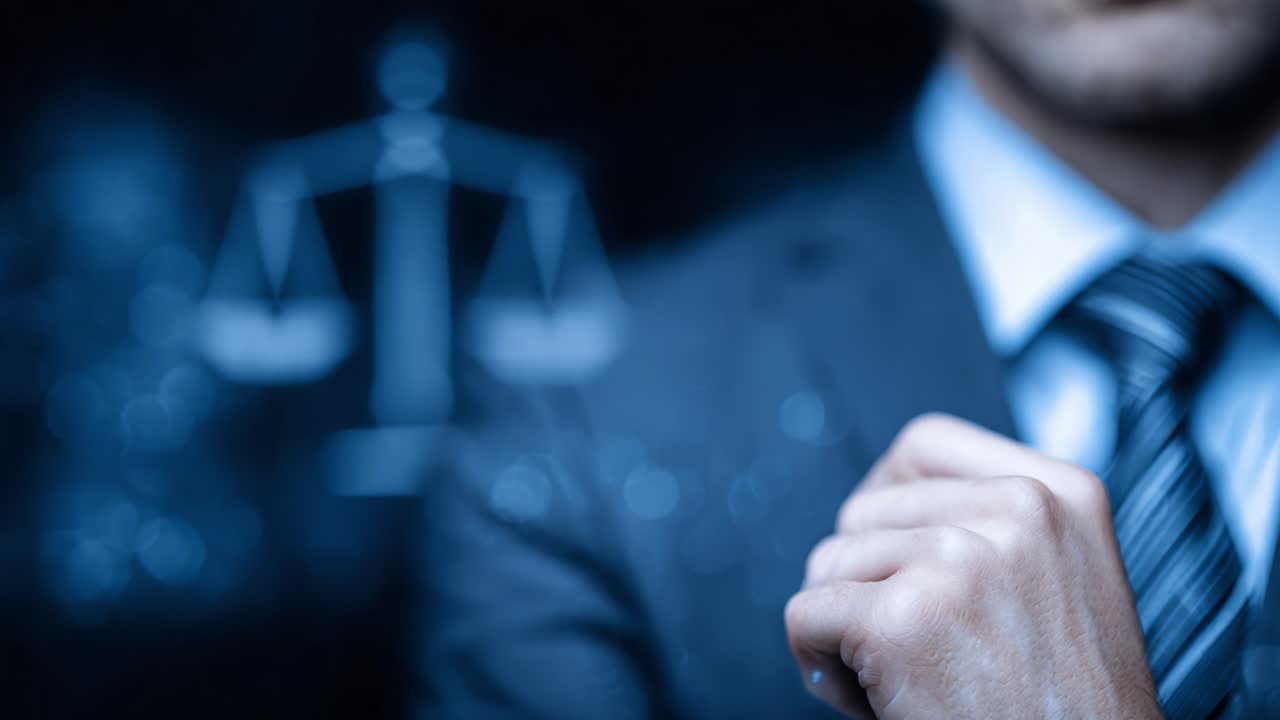 Un professionista in giacca riflette determinazione e giustizia, stringendo un pugno vicino al simbolo della bilancia, sottolineando integrità e responsabilità in ambito legale
