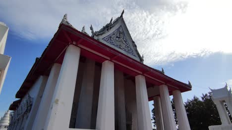 Diseño-Exterior-Del-Templo-Asiático-Blanco-Y-Rojo,-Ningún-Pueblo