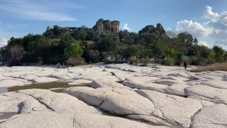 Ein-Schwenk-Nach-Rechts-Zeigt-Die-Archäologische-Stätte-Der-Grotte-Di-Catullo,-Gesehen-Vom-Felsigen-Strand-Von-Jamaika