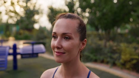 mujer meditando en un parque