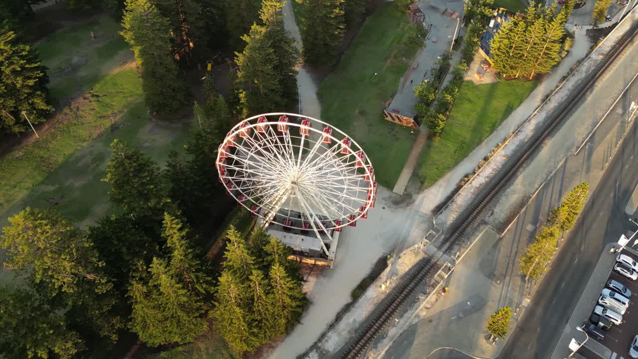 воздушный снимок вращающегося колеса в парке эспланада во время золотого часа - город перт, западная австралия