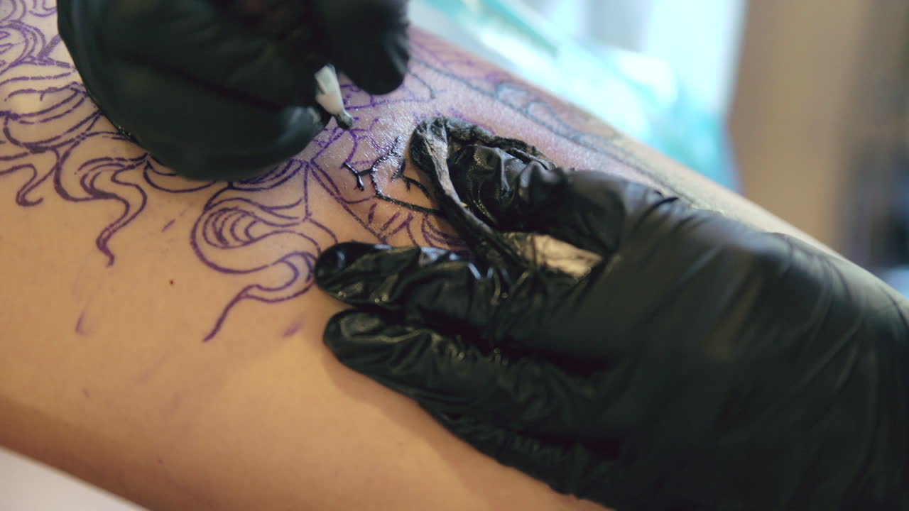 artista del tatuaje en el trabajo