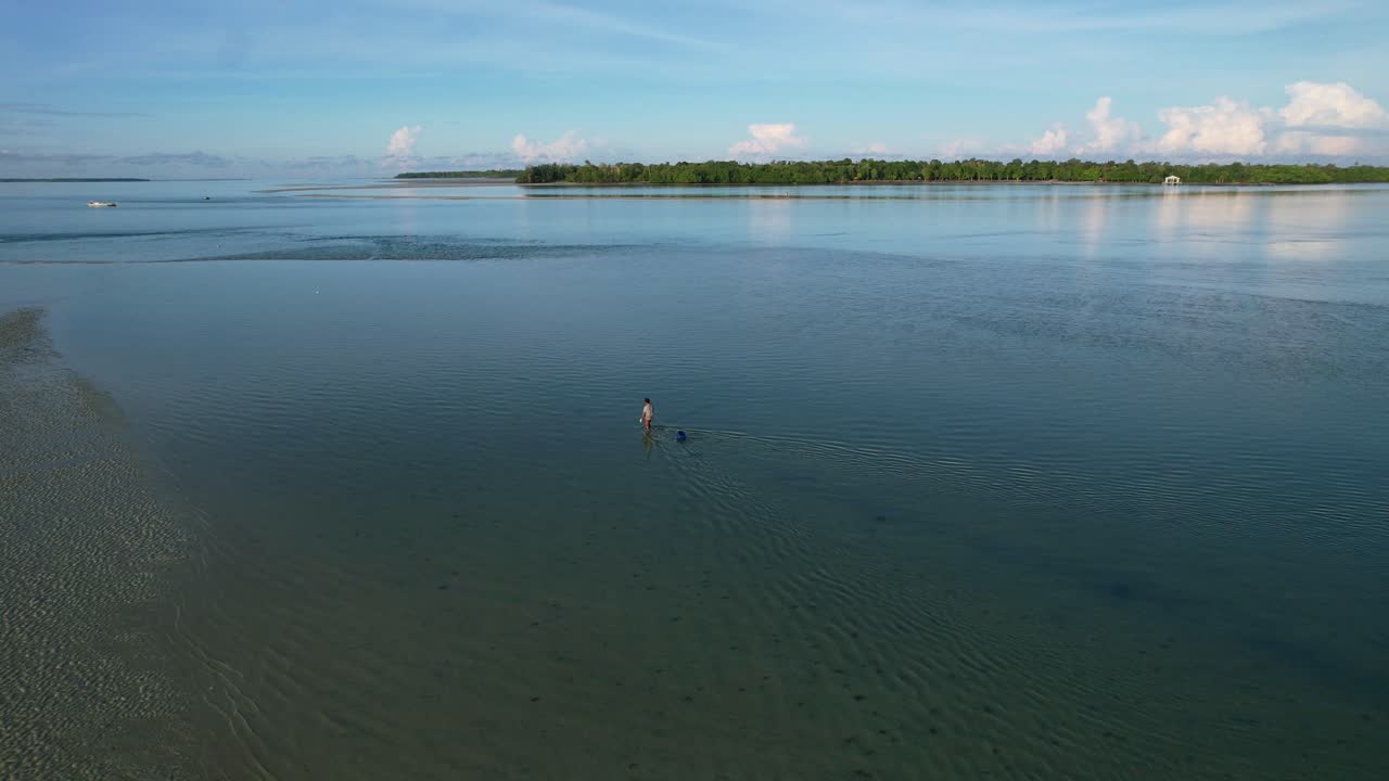 얕은 바다에서 물고기를 잡는 인도네시아 어부