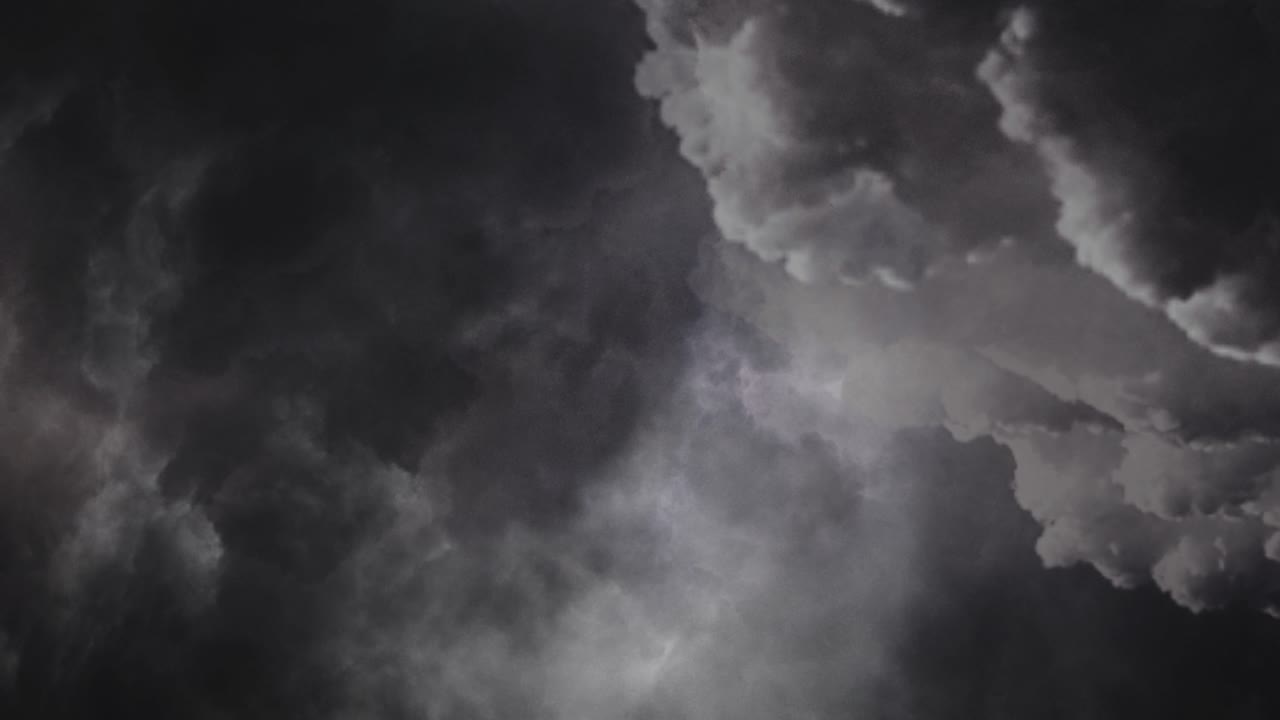 relámpagos brillan dentro de nubes oscuras en el cielo oscuro