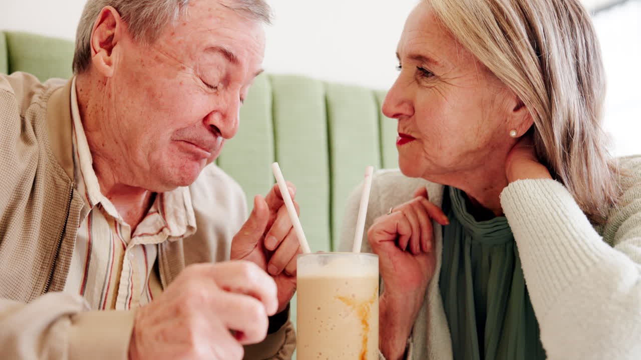 술 을 마시는 노인 부부
