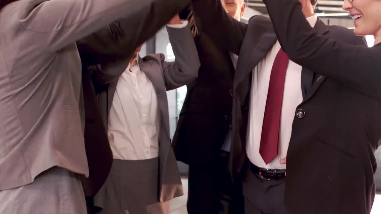 미소 짓는 사업가 들 이 손 을 모으고