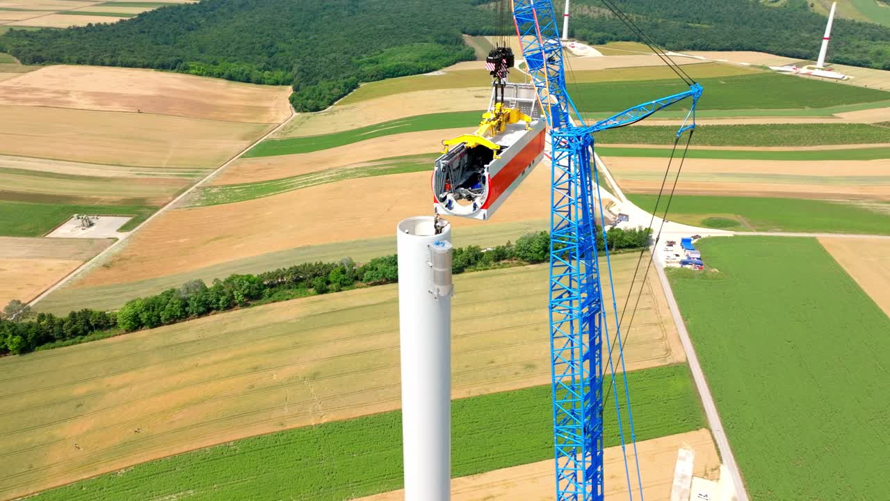 크롤러 크레인으로 들어올린 나젤을 장착하는 노동자