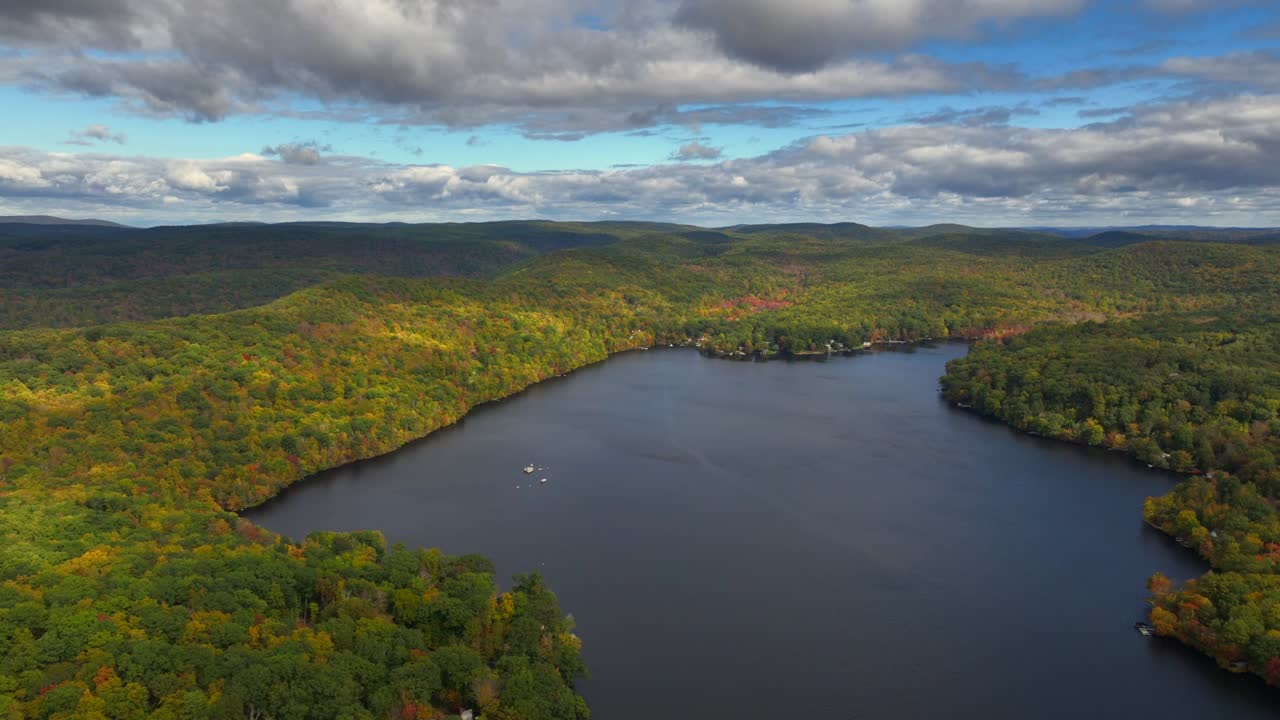 un ángulo alto, vista aérea sobre el lago oshawawana en nueva york durante el otoño en un hermoso día