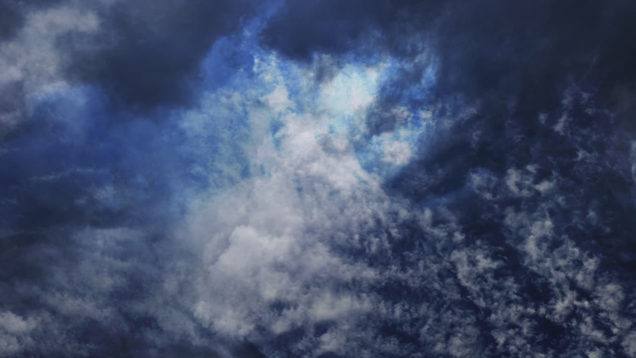 tormenta de 4k que ocurre en el cielo azul con nubes oscuras