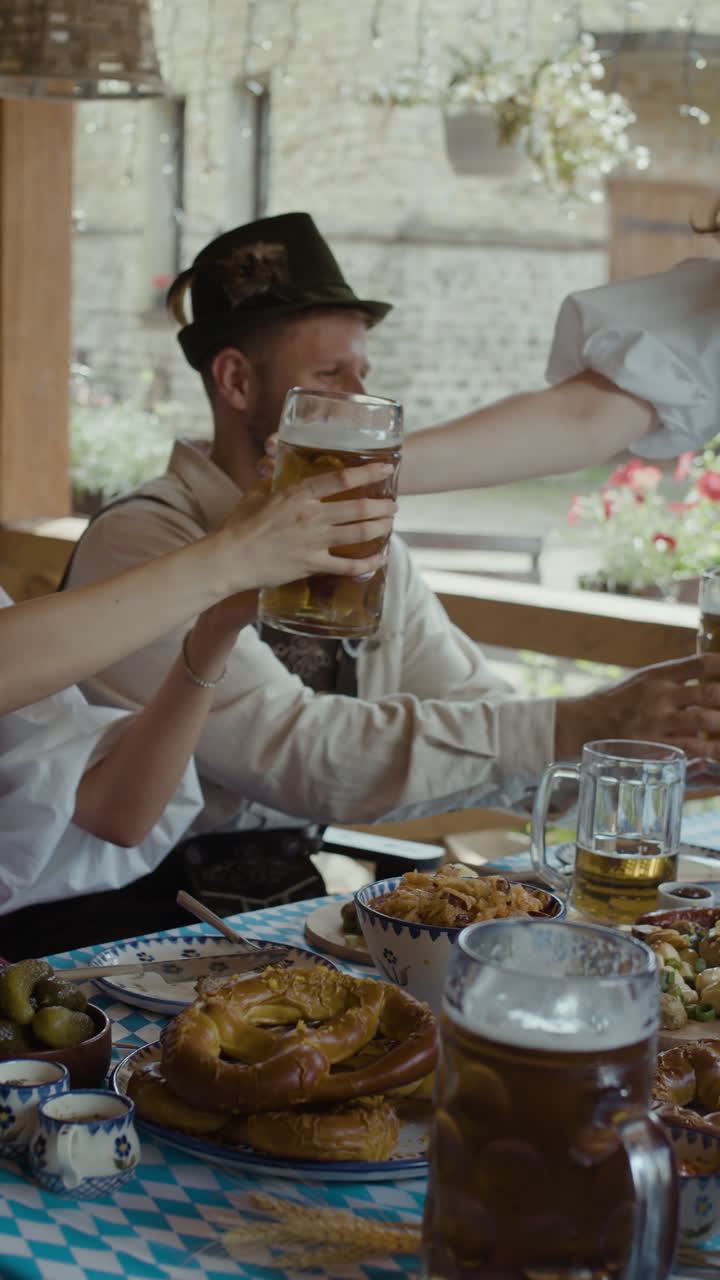 Festa dell'Oktoberfest con cibo e birra tradizionali