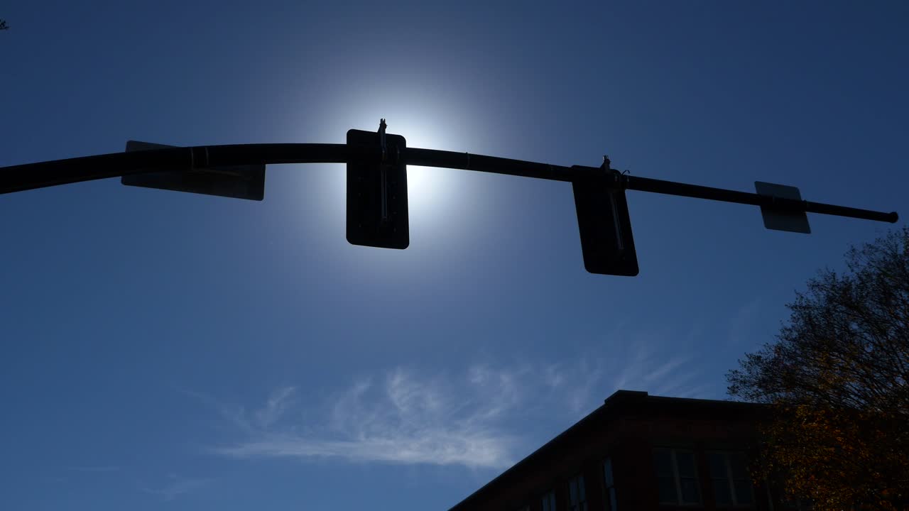 신호등 뒤의 햇빛