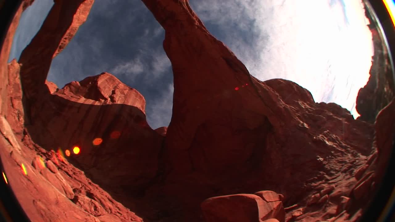 Tampilan mata ikan dari Double Arch di Taman Nasional Arches, Utah.