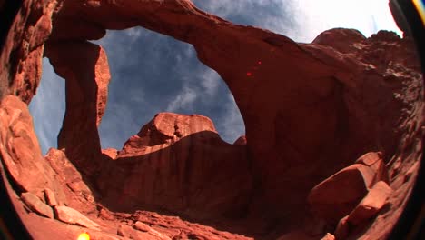 una vista de ojo de pez del arco doble en el parque nacional arches utah