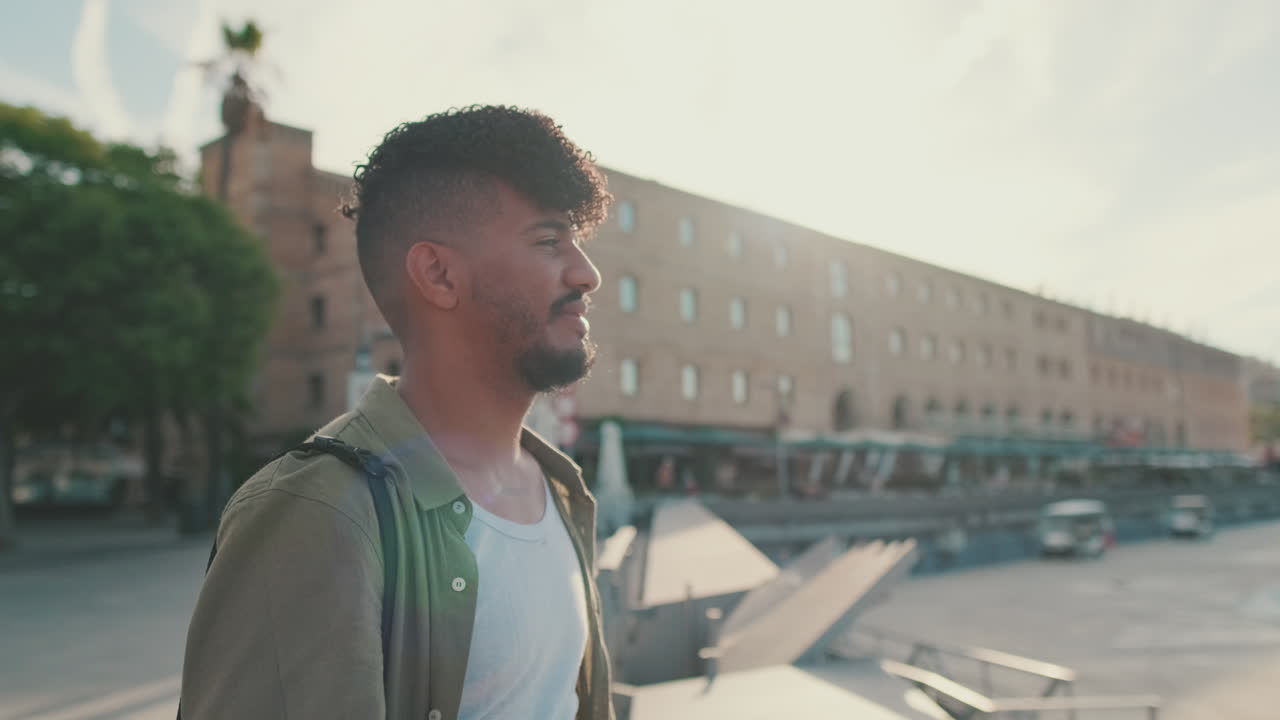 un hombre en la ciudad