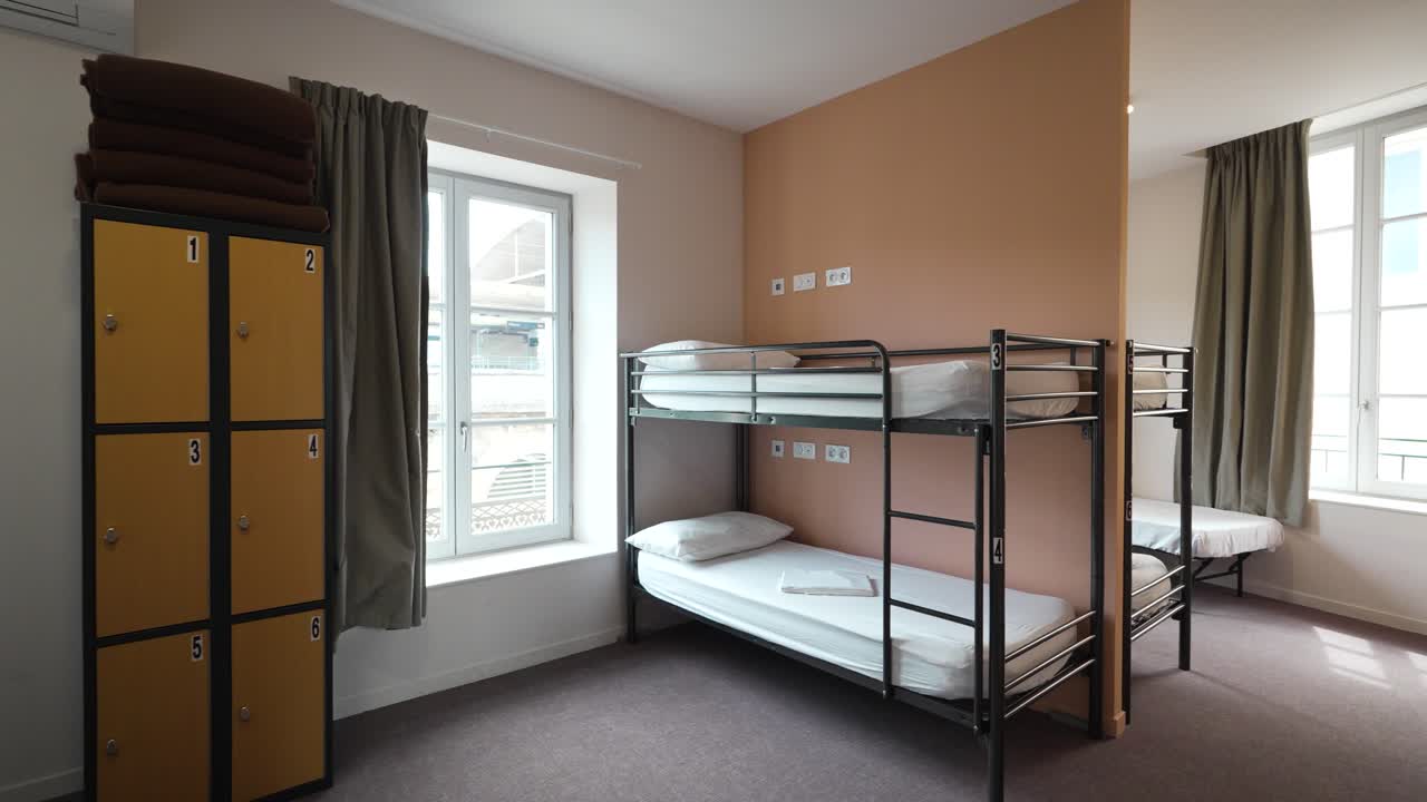 여행자 들 을 위한 현대적 인 편의 시설 을 갖춘 공동체적 인 분위기 를 조성 하는 2층 침대 를 가진 아 ⁇ 한 기숙사