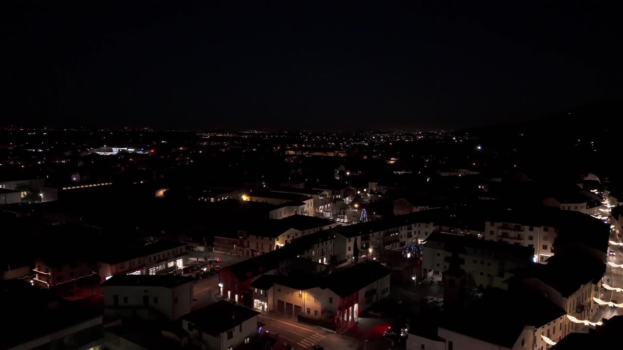 la ciudad de malo por la noche en la provincia de vicenza, italia