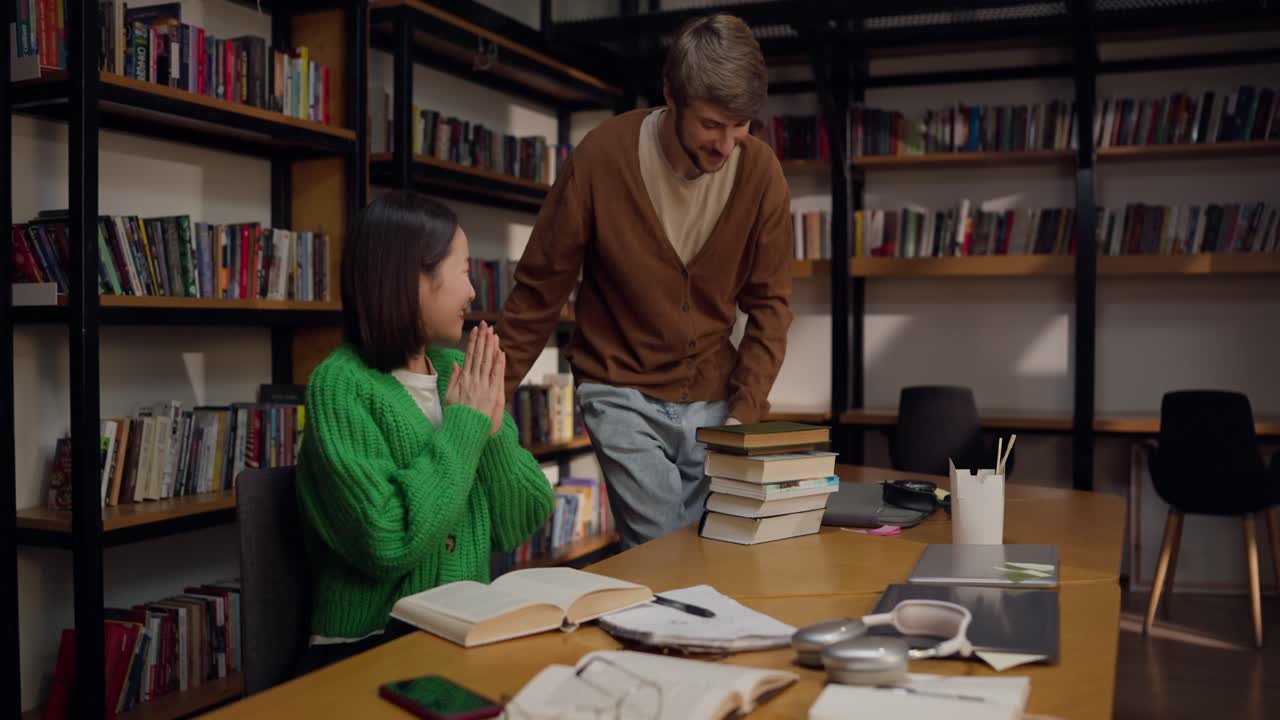 현대적인 도서관에서 함께 일하는 학생들