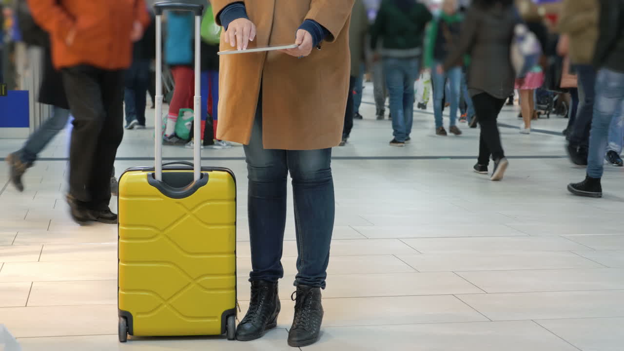 mujer pasando el tiempo con el pad en el aeropuerto