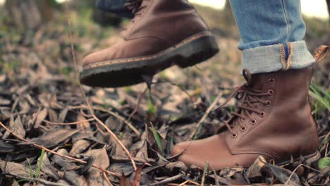 Laufbeine-In-Braunen-Schuhen,-Seitenansicht.-Wanderfüße-In-Braunen-Lederstiefeln