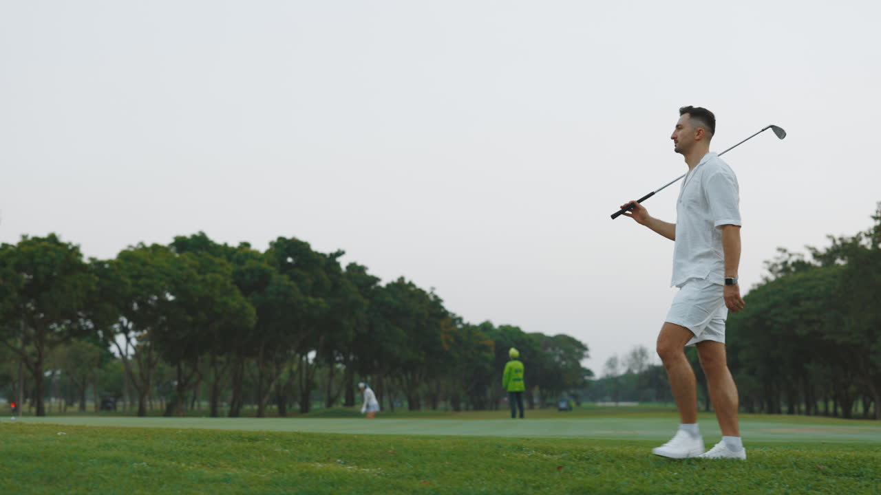 골프를 하는 남자