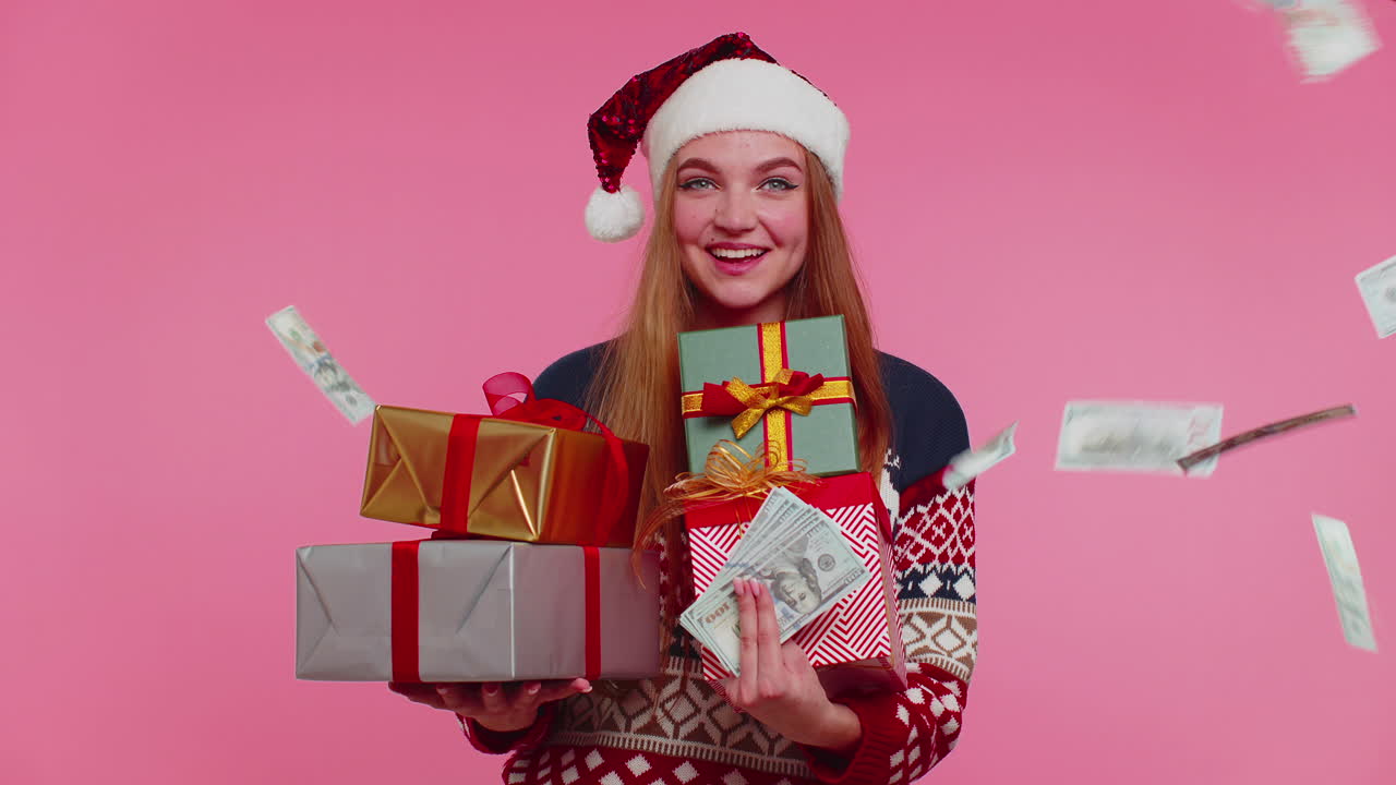 niña de navidad con cajas de regalos, concepto de gastar dinero, compras en línea, dólares en efectivo cayendo