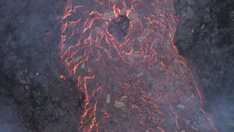 flujo del río de lava, emerge en una erupción volcánica negra de fagradalsfjall, península de reykjanes en el sur de islandia