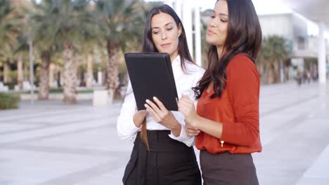 Junge-Frau-Schaut-Im-Freien-Auf-Ein-Tablet