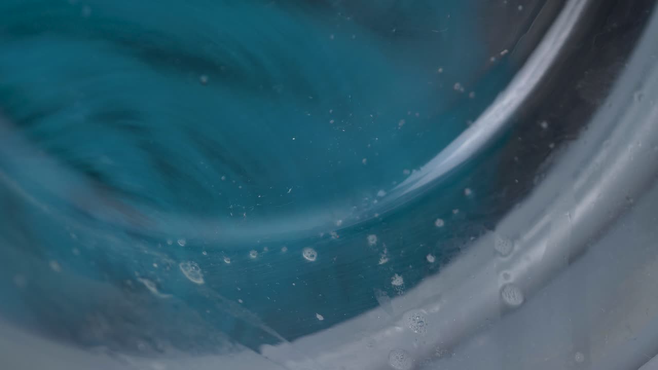 가까운 느린 모션 세탁기 회전 파란색 면화 수건 는 거품 유리 문 세제 파우더 집안 업무 세탁 4k