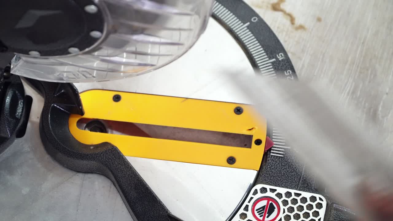 hombre cortando tabla de piso laminado con sierra circular eléctrica