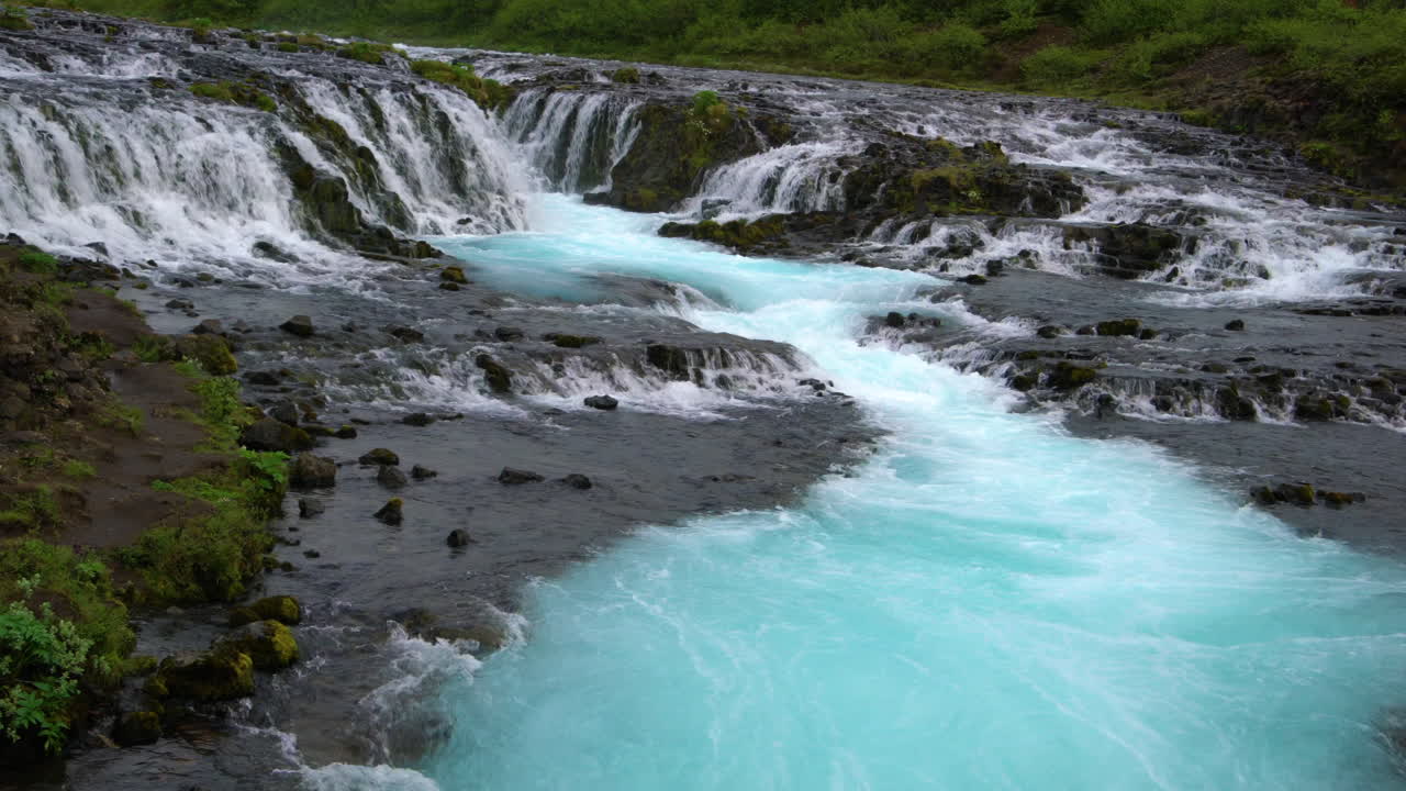 la cascada de bruarfoss está ubicada en brekkuskogur, islandia.