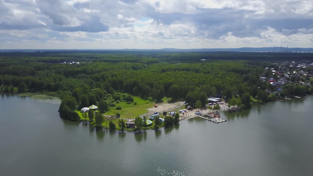 편의 시설 을 갖춘 호수변 공원 의 공중 풍경