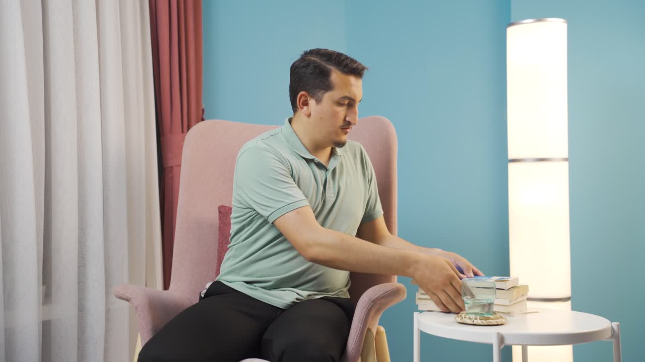 심리적 문제를 가진 남자가 집에서 혼자 있습니다.